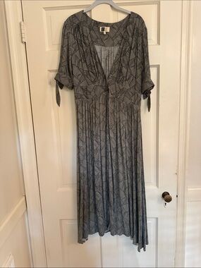 Lira Black & Gray Geometric V-Neck Midi Dress